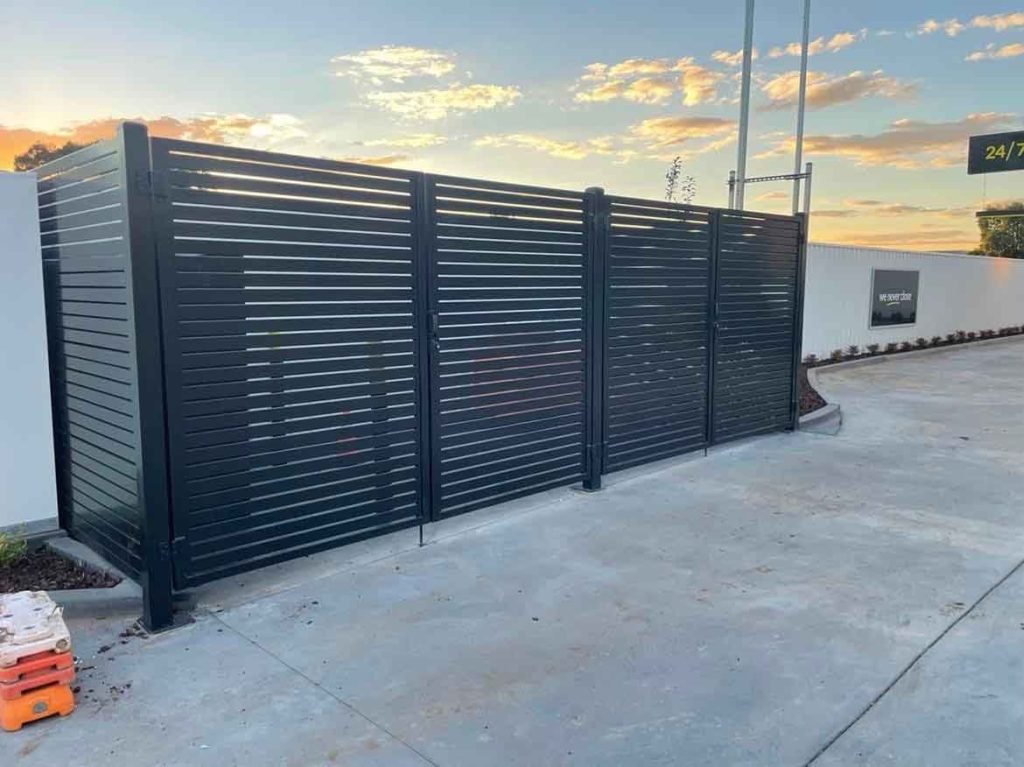 Commercial fence